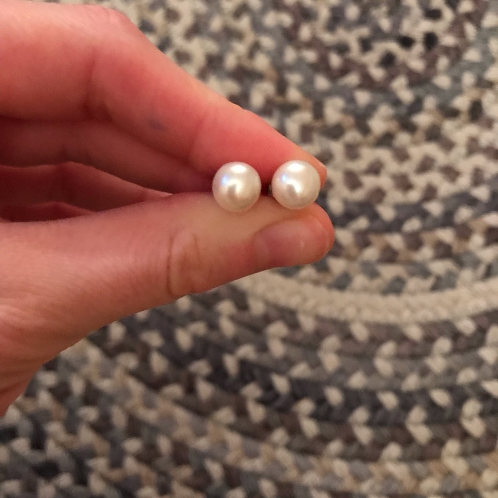 Banana republic pearl earrings